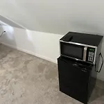 Modern & Cozy Room In Queens Near Train Station And Buses