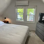 Modern & Cozy Room In Queens Near Train Station And Buses