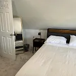 Modern & Cozy Room In Queens Near Train Station And Buses