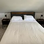 Modern & Cozy Room In Queens Near Train Station And Buses