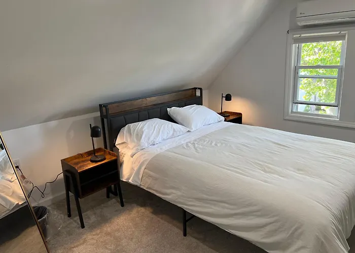 Modern & Cozy Room In Queens Near Train Station And Buses