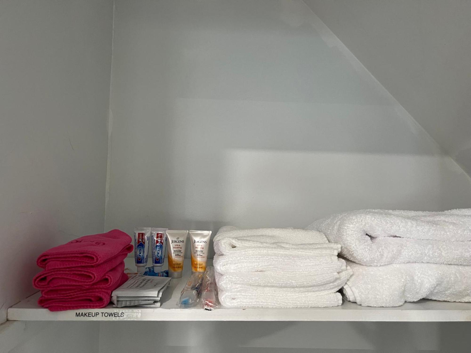 Modern & Cozy In Queens Near Train Station And Buses *