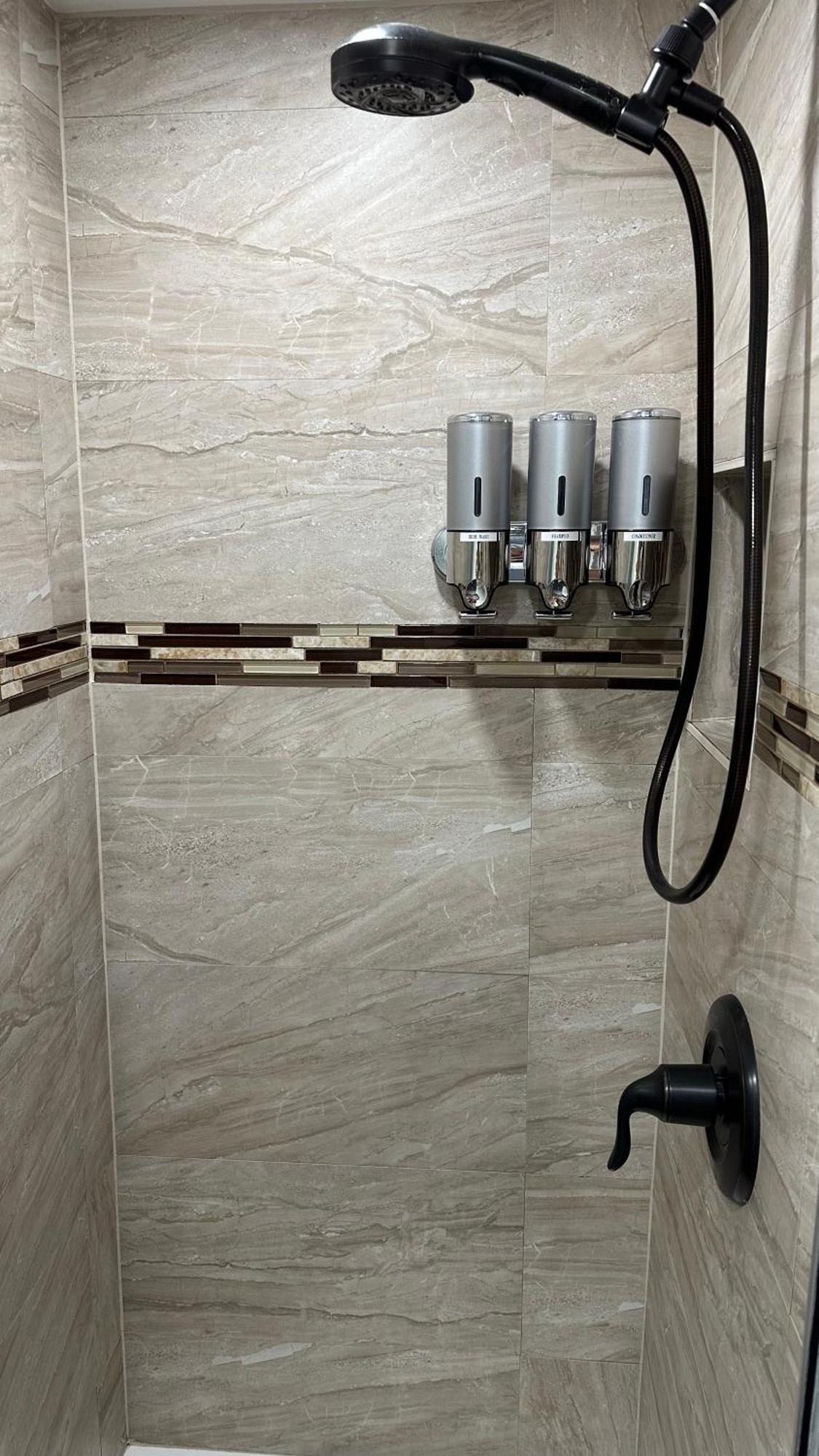 Modern & Cozy In Queens Near Train Station And Buses New York