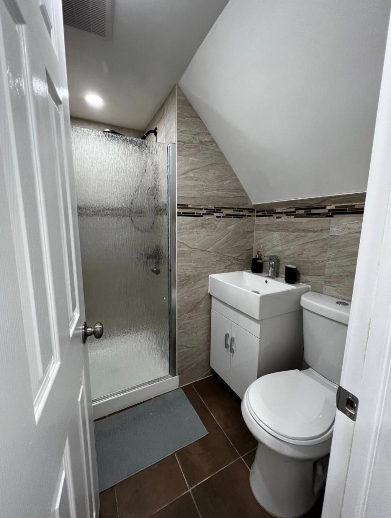 Homestay Modern & Cozy In Queens Near Train Station And Buses *