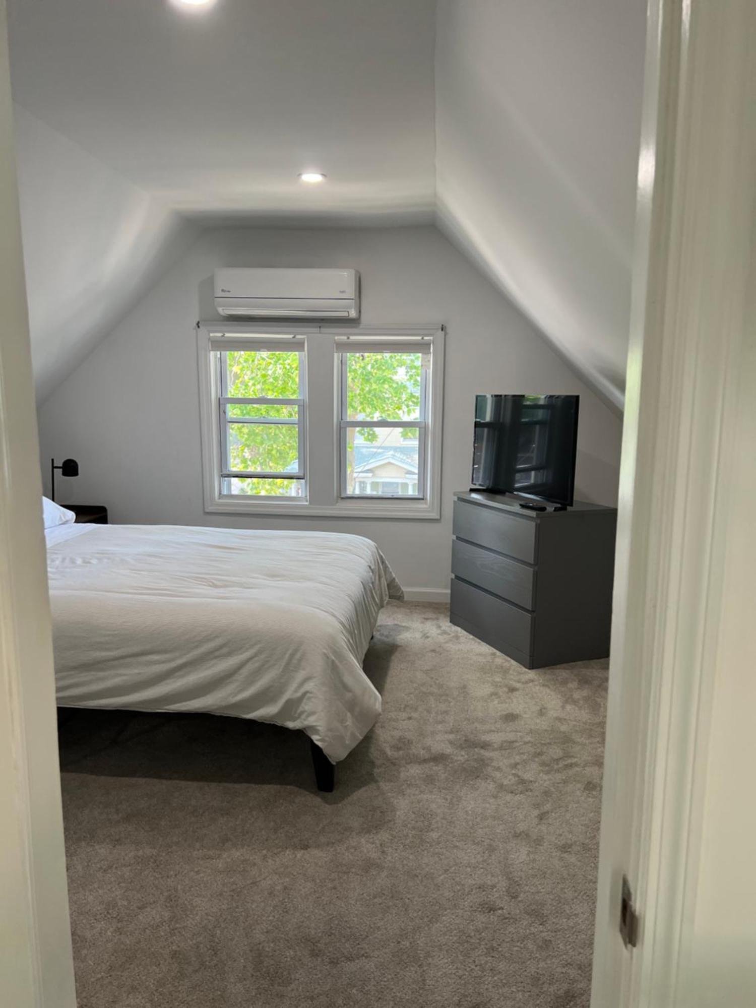 Modern & Cozy In Queens Near Train Station And Buses New York
