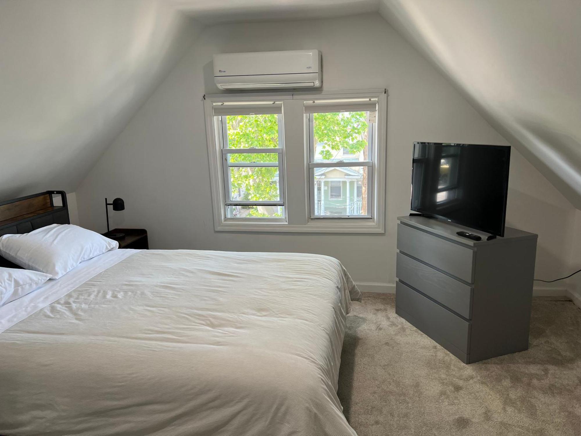 Modern & Cozy In Queens Near Train Station And Buses